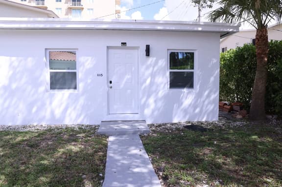 Charming Studio w/ parking & private patio w/ BBQ - Image 1