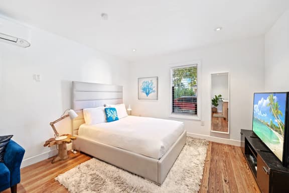 Charming Studio with shared Patio - Image 1