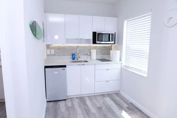 Cozy Studio w/ parking & private patio w/ BBQ - Image 1