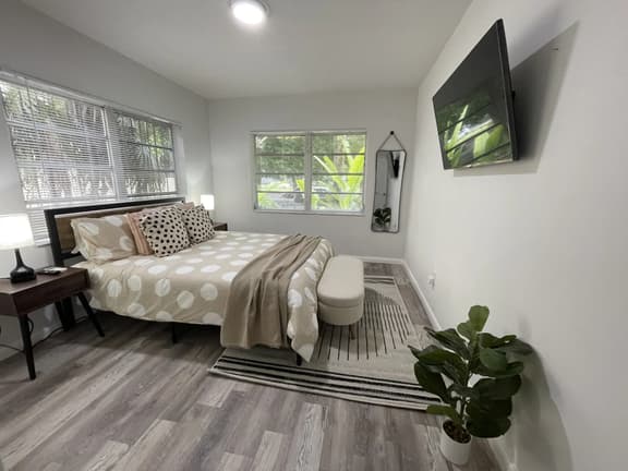 Fully equipped Apt w/ parking great location - Image 1