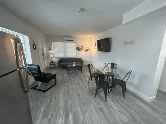 Fully equipped Apt w/ parking near Cocowalk! - Image 1