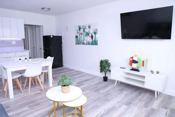 Lovely 1-bed apt with private patio & parking - Image 1