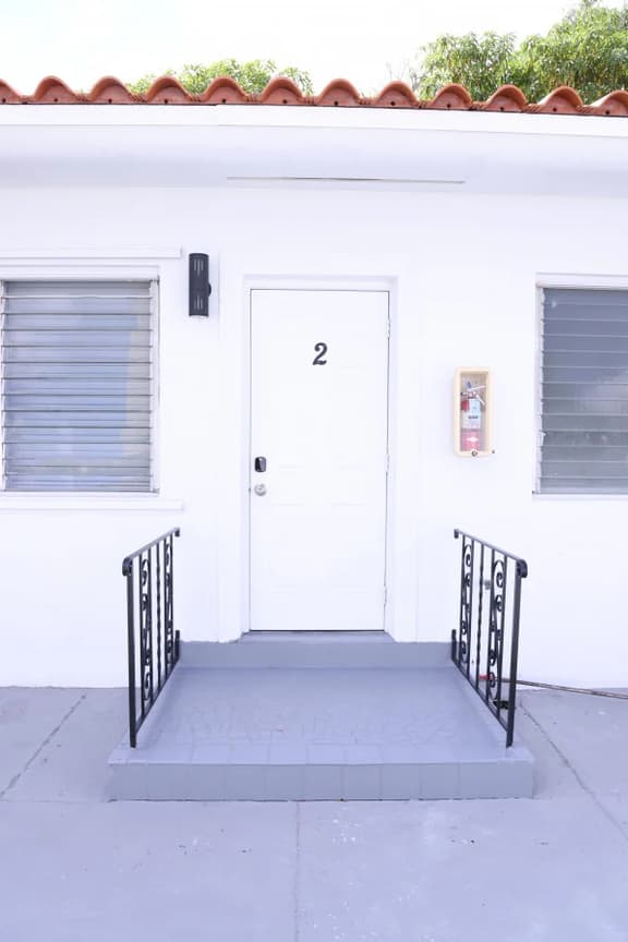 Lovely private studio with patio & parking - Image 1