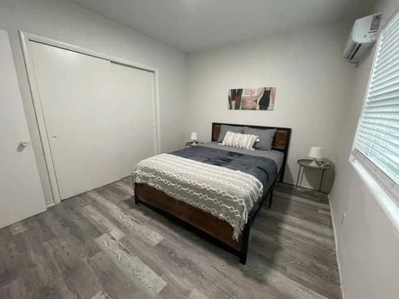 Modern 1bed/1bath apt w/ patio & parking - Image 1