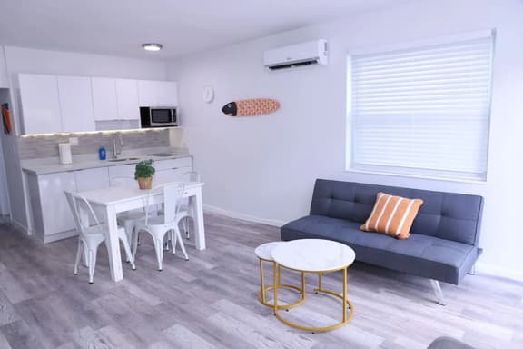Remodeled 1bed/1bath apt w/parking great location - Image 1