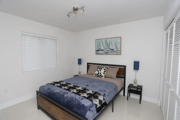 Spacious 2 bed/ 1 bath with parking great location - Image 1