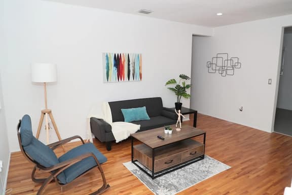 Spacious 1 bed/1bath apt great location w/ free parking - Image 1
