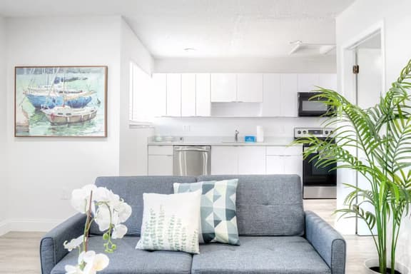 Spacious 1BR – Walk to City Centre + Free Parking - Image 1