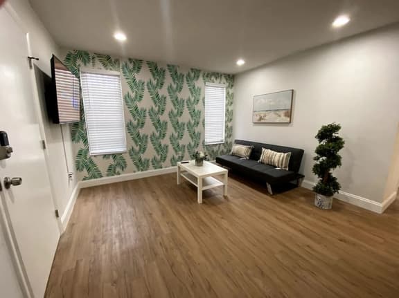 Renovated 2/1 apt w/ parking near Brickell Center - Image 1