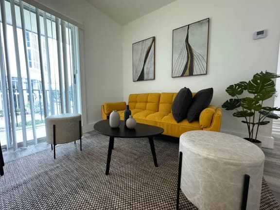 Stylish 2bed 1 bath apt w/ parking great location! - Image 1
