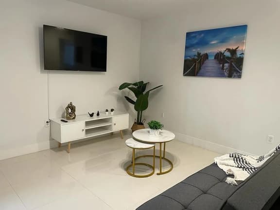 Upstairs 2bed/1 bath apt w/parking little habana - Image 1