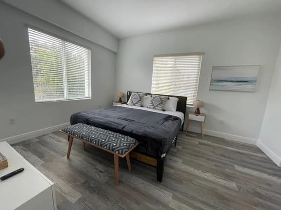 Upstairs 2bed/1bath Apt w/parking Coral Gabels - Image 1