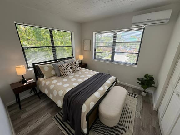 Upstairs 2bed/1bath Apt w/parking near Coco Walk! - Image 1