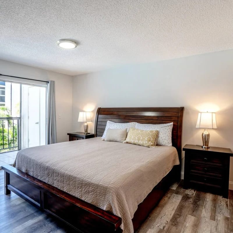 2 bed/2bath apt near beach w/pool & parking
