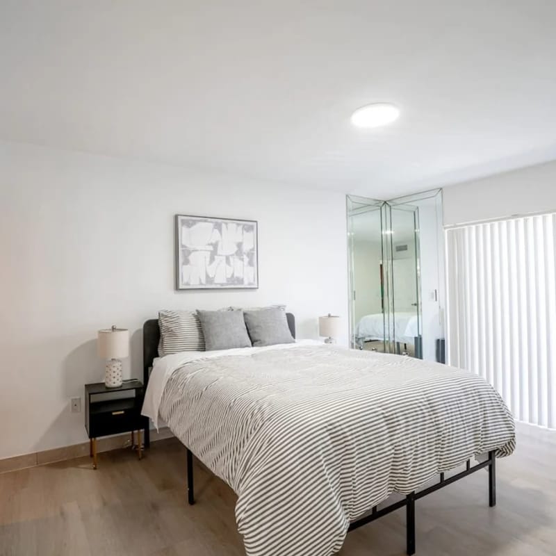 2bed/2bath near beach with pool & parking