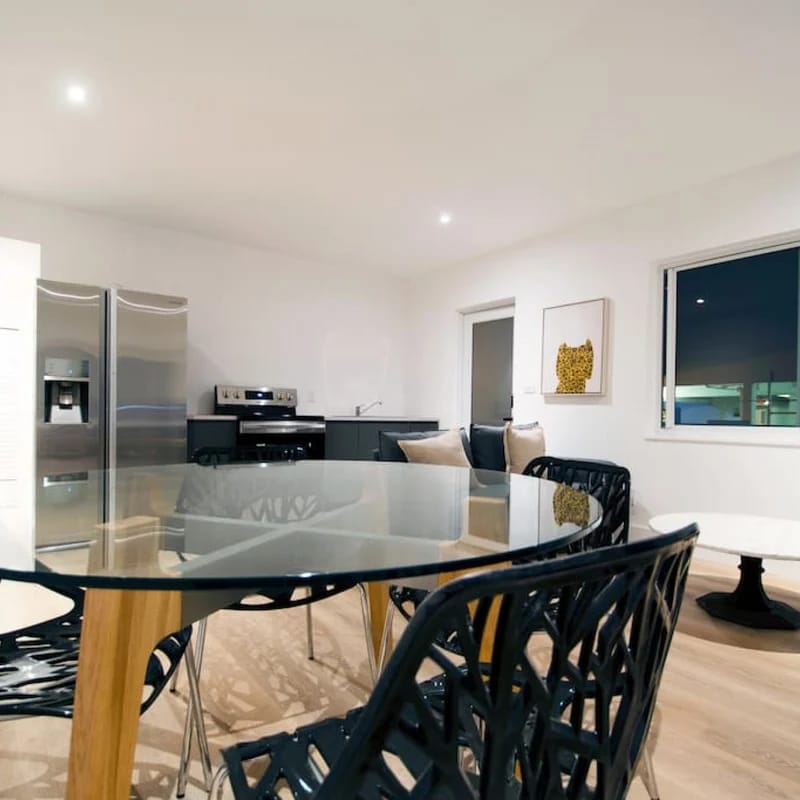 Beautiful apart close to beach & shops w/parking