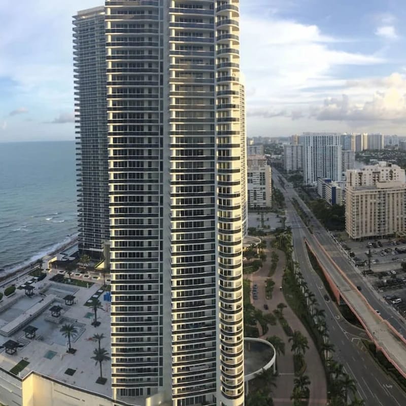 Hyde Beach Resort New Apart with view to the beach
