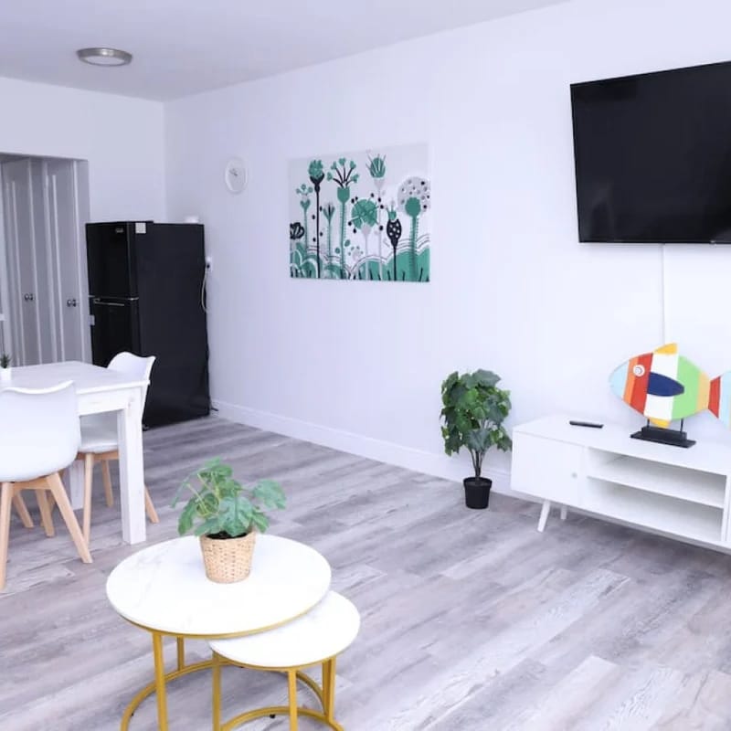 Lovely 1-bed apt with private patio & parking
