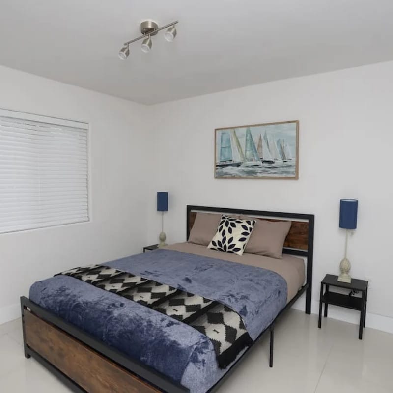 Spacious 2 bed/ 1 bath with parking great location