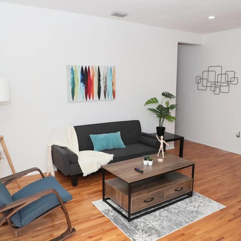 Spacious 1 bed/1bath apt great location w/ free parking