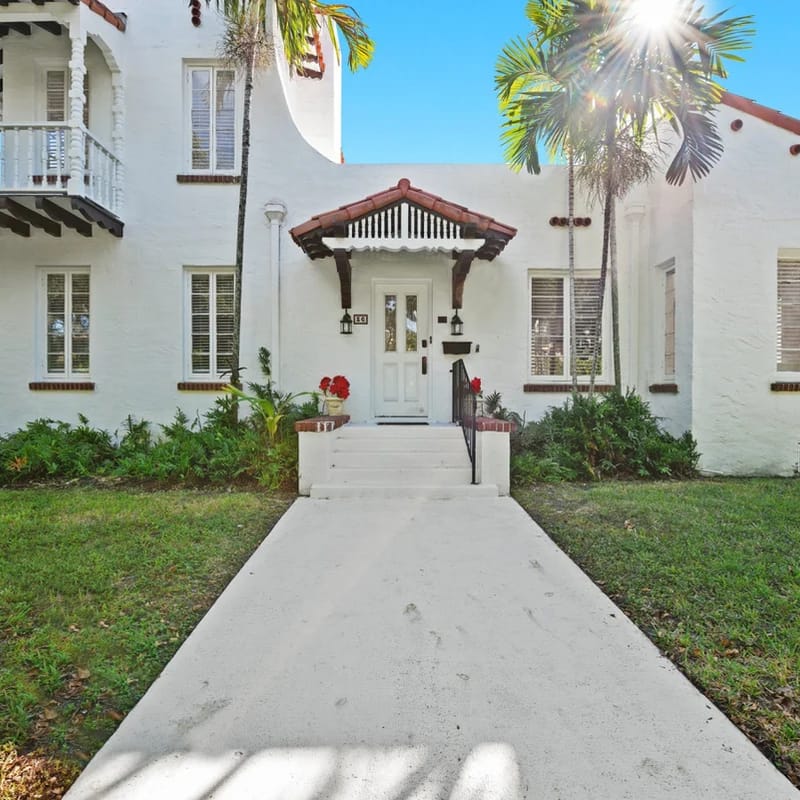 Upstairs 1bdrm w/Balcony