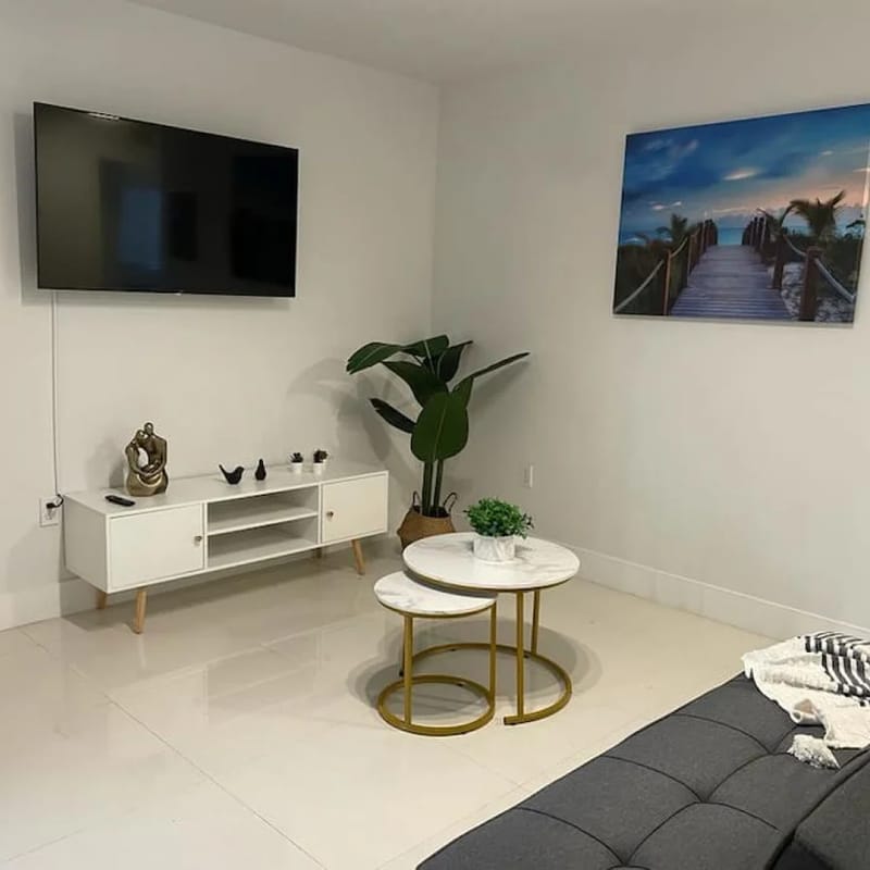 Upstairs 2bed/1 bath apt w/parking little habana
