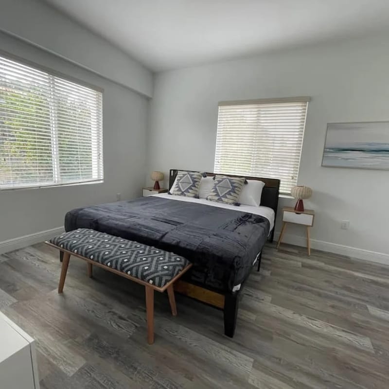 Upstairs 2bed/1bath Apt w/parking Coral Gabels