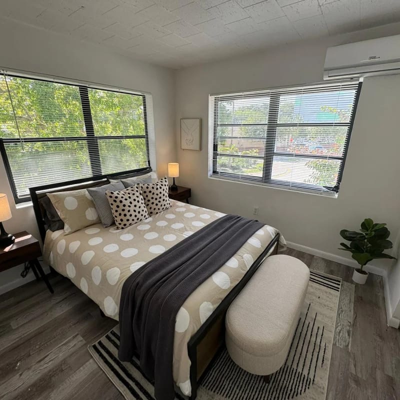 Upstairs 2bed/1bath Apt w/parking near Coco Walk!